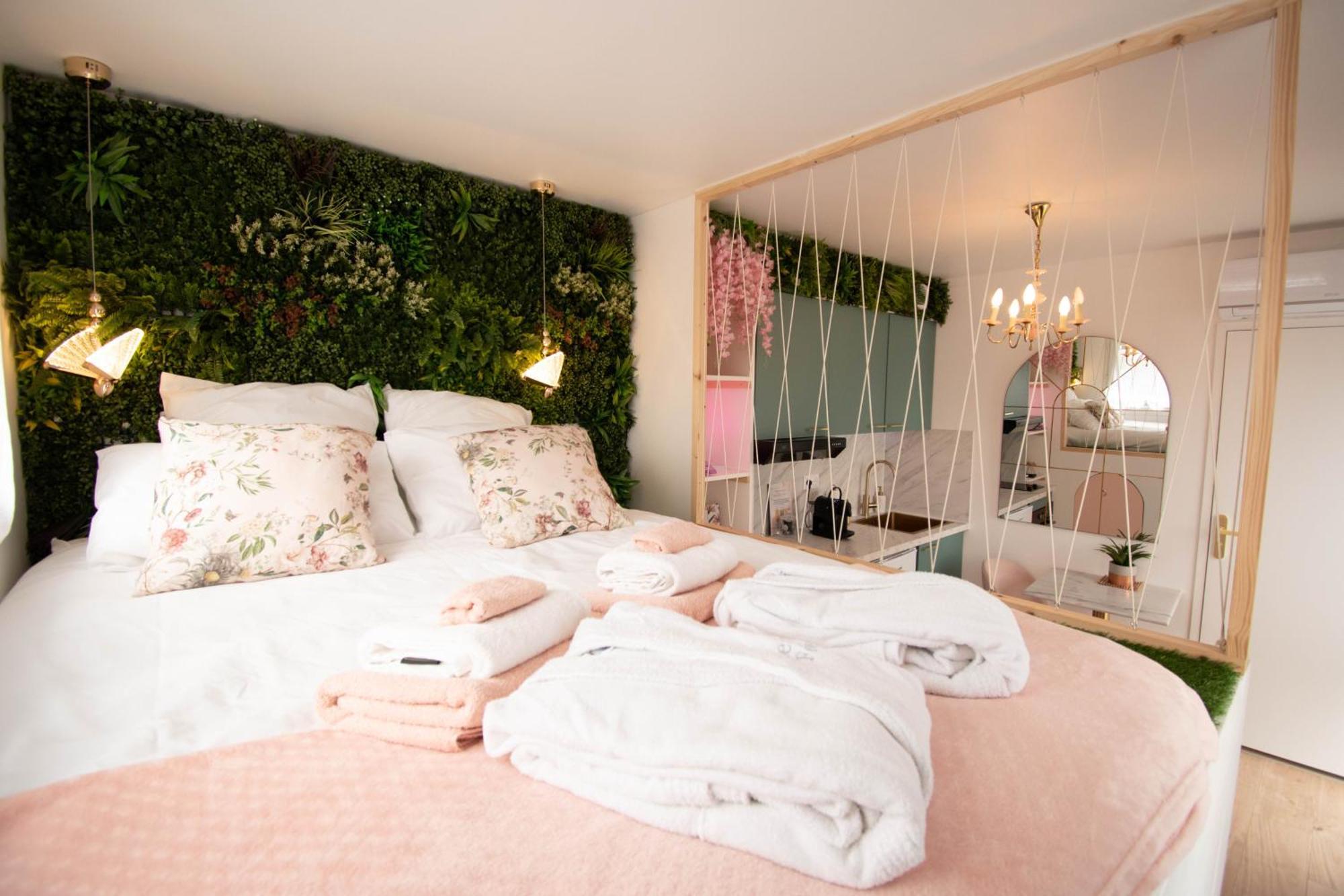 Studio Les 2 Fees - Jacuzzi - Deco Feerique Montfort-sur-Meu Esterno foto