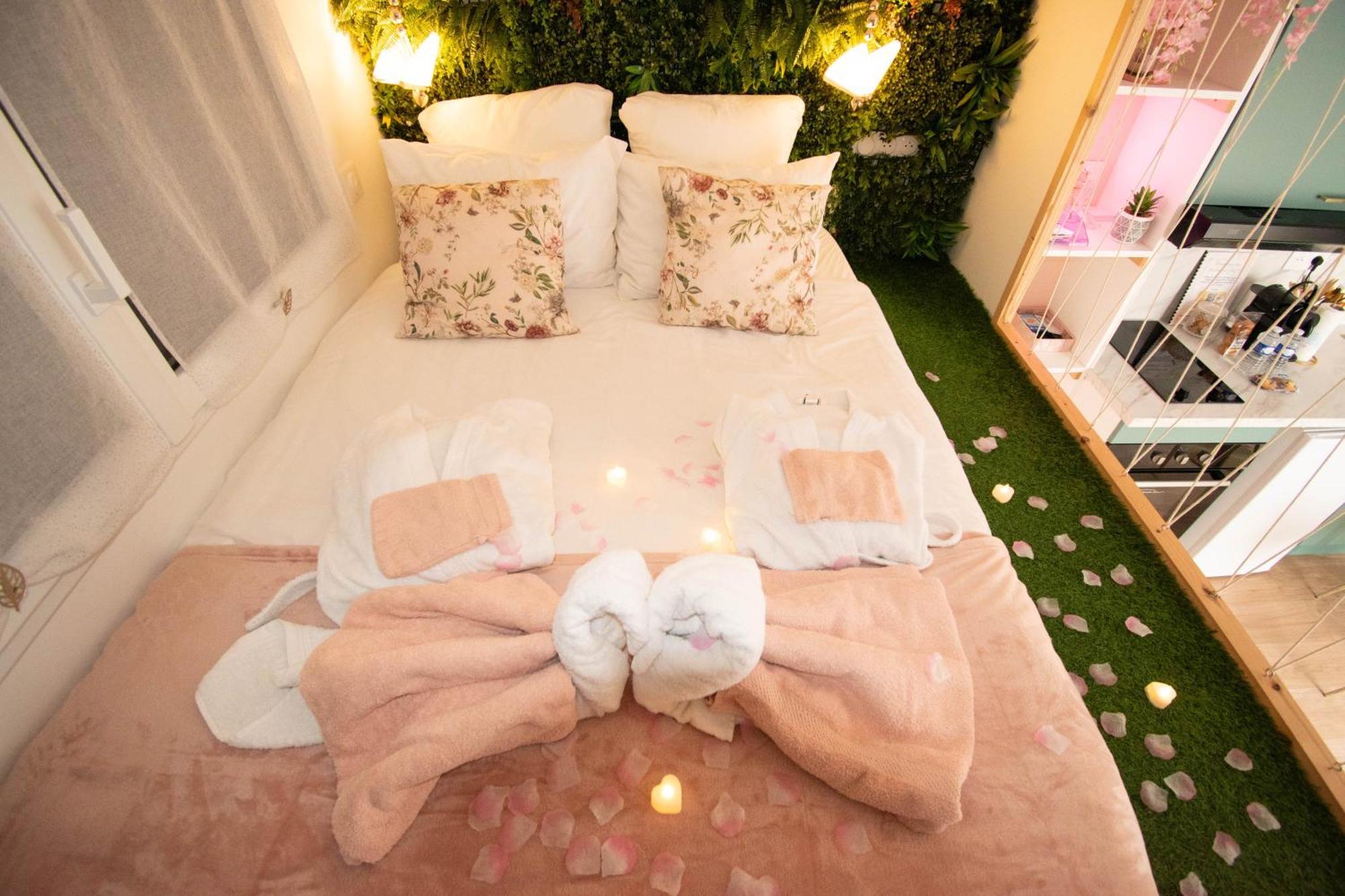 Studio Les 2 Fees - Jacuzzi - Deco Feerique Montfort-sur-Meu Esterno foto